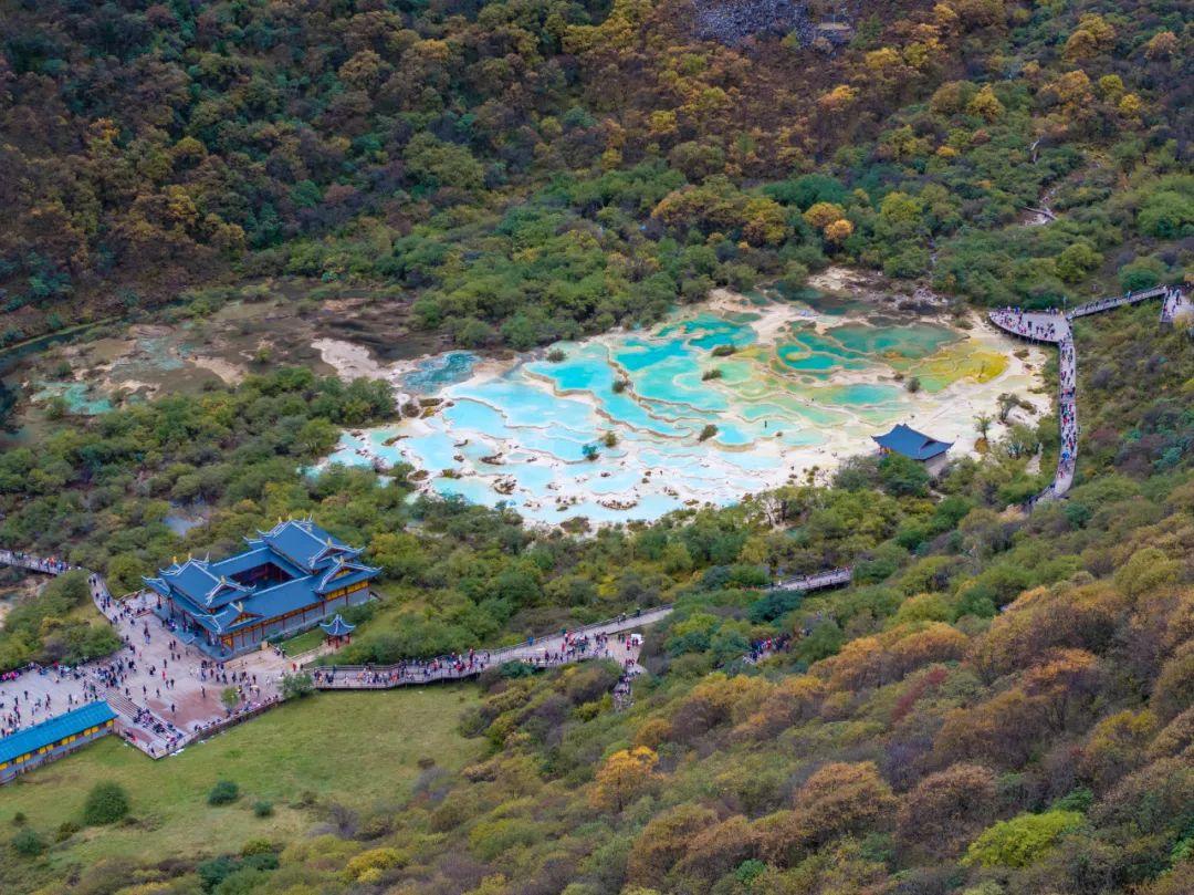 國內景區客流高位運行 黃龍創紀錄與黃果樹飽和現象探析